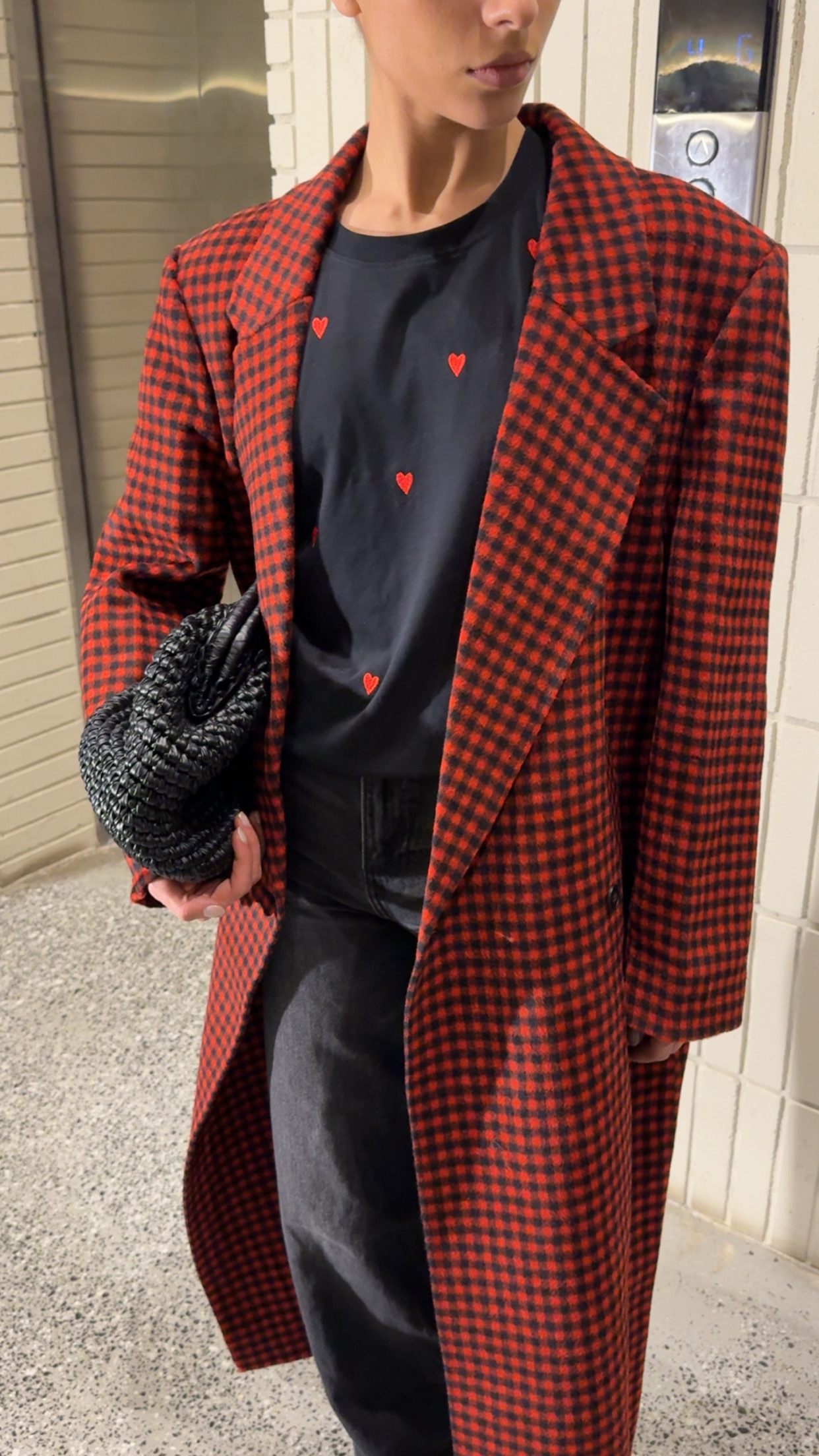 CjYKMlNuYXBjaGF0LzEzLjM3LjAuNDYgKGlQaG9uZTE2LDI7IGlPUyAxOC42LjI7IGd6aXApIAI= Red Plaid Coat - الصورة 1